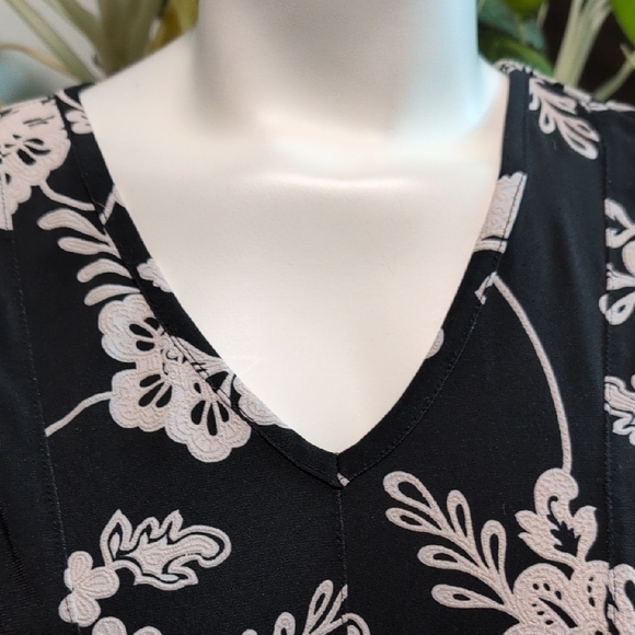 Sami & Jo Monochrome Floral Short Sleeve Top - Picture 5 of 10